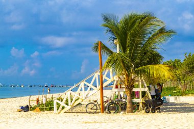 Playa del Carmen Quintana Roo Meksika 'daki Karayipler sahilinde gözcü kulesi..