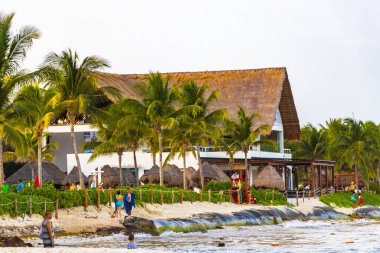 Playa del Carmen Quintana Roo Mexico 'daki Karayipler' deki büyük tatil ve otel kompleksi deniz ve palmiye ağaçları.
