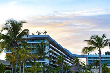 Playa del Carmen Quintana Roo Mexico 'daki Karayipler' deki büyük tatil ve otel kompleksi deniz ve palmiye ağaçları.