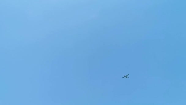Propellervliegtuig Luchtvaart Vliegt Blauwe Lucht Met Wolken Playa Del Carmen — Stockvideo