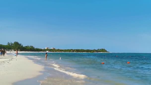 熱帯メキシコのカリブ海ビーチと人々と海 太陽ラウンジャーパラソルリゾートターコイズ水とプラヤデルカルメンキンタナルーメキシコの波 — ストック動画