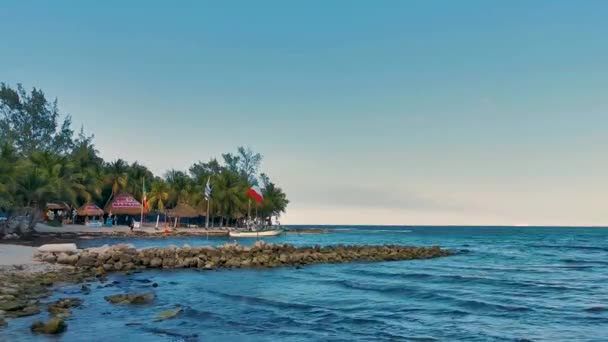 Praia Tropical Mexicana Caribenha Mar Com Pessoas Guarda Sóis Espreguiçadeiras — Vídeo de Stock