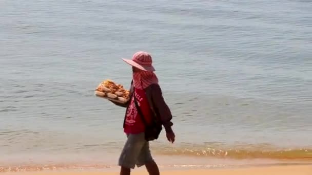パタヤ チョン 10月 2018 フードベンダー 東南アジアのパタヤバンラムンアンポーチョンブリタイのビーチでセールスマン — ストック動画