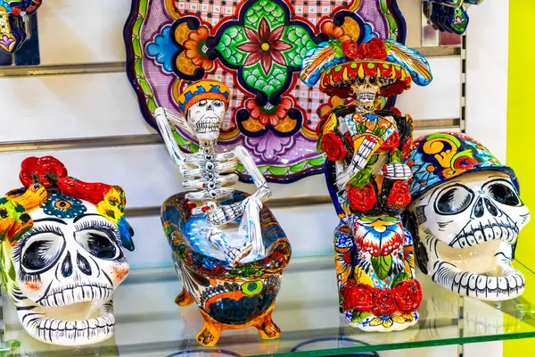 Mexico City Meksiko 06. Şubat 2021 Penon de los Banos Venustiano Carranza Mexico City 'deki mağazada renkli iskeletler ve kafatasları..