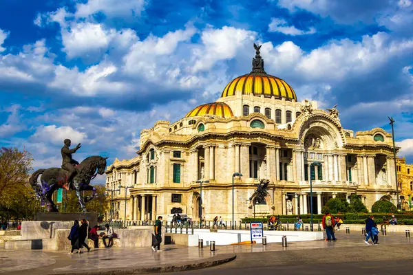 Mexico City, 11 numara. Şubat 2021 Güzel Sanatlar Sarayı Mexico City 'nin merkezinde bir mimari başyapıt..