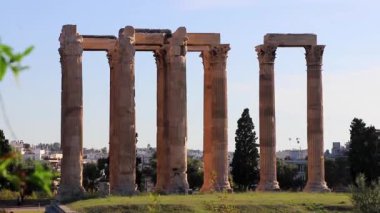 Atina Attica Yunanistan 07. Ekim 2018 Olimpiyat Tarihi binaları ve Atina Attica Yunanistan 'daki Hadrian döneminden kalma bir tapınağın kalıntıları.