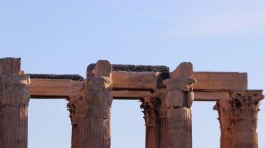 Atina Attica Yunanistan 07. Ekim 2018 Olimpiyat Tarihi binaları ve Atina Attica Yunanistan 'daki Hadrian döneminden kalma bir tapınağın kalıntıları.