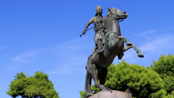 Афіни Аттика Греція Жовтень 2018 Статуя Джорджа Караїскакіса Людини Коні — стокове відео