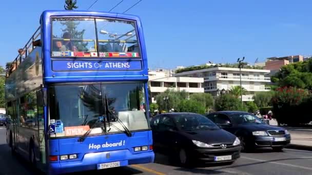 Attika Grekland Oktober 2018 Buss Typiska Gatubyggnader Bilar Och Palmer — Stockvideo