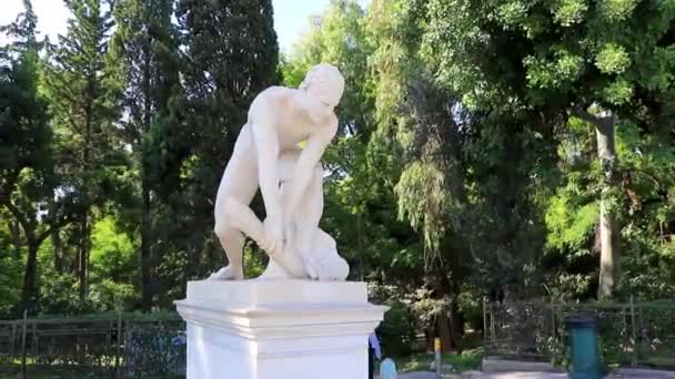 Atenas Ática Grecia Octubre 2018 Rompemadera Estatua Escultura Figura Blanca — Vídeo de stock