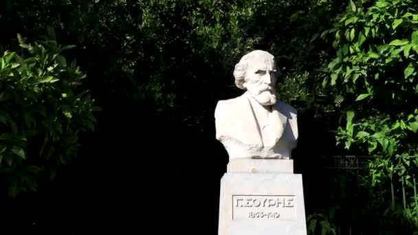 アテネ アティカ ギリシャ 10月 2018 アテネの公園で大理石の白い図像彫刻 アテネアティカギリシャ — ストック動画
