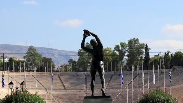 Athens Attica Greece 2018年10月希腊雅典阿提卡第一届奥运会著名的帕纳森尼克体育场的铁饼投掷者雕像塑像 — 图库视频影像