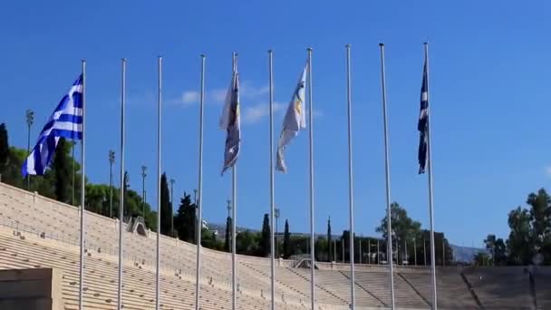 Athens Attica Greece 2018年10月希腊雅典阿提卡第一届奥运会著名的帕纳第克体育场悬挂奥林匹克和希腊国旗 — 图库视频影像