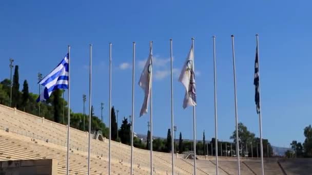 Athens Attica Greece 2018年10月希腊雅典阿提卡第一届奥运会著名的帕纳第克体育场悬挂奥林匹克和希腊国旗 — 图库视频影像