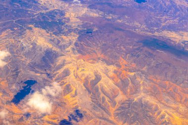 Meksika üzerinde bir uçakla uçmak Gökyüzü Yanardağları Dağları Şehir ve Meksika 'da çöl.