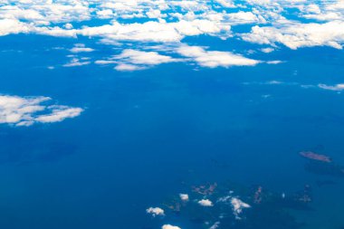 Kosta Rika manzarası üzerinde bir uçakta uçmak Orta Amerika 'da gökyüzü manzarası.