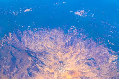 Meksika üzerinde bir uçakla uçmak Gökyüzü Yanardağları Dağları Şehir ve Meksika 'da çöl.