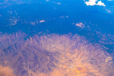 Meksika üzerinde bir uçakla uçmak Gökyüzü Yanardağları Dağları Şehir ve Meksika 'da çöl.
