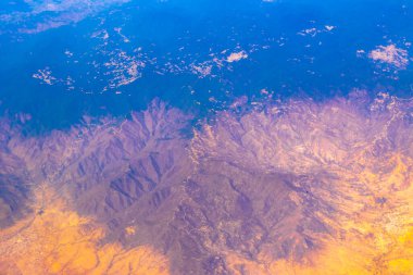 Meksika üzerinde bir uçakla uçmak Gökyüzü Yanardağları Dağları Şehir ve Meksika 'da çöl.