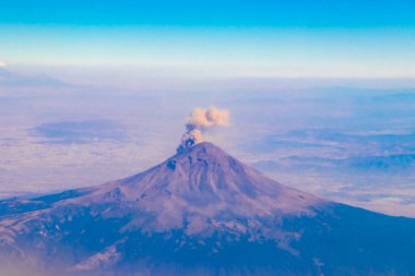 Meksika üzerinde bir uçakla uçmak Gökyüzü Yanardağları Dağları Şehir ve Meksika 'da çöl.