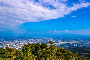 Güney Asya 'daki Chiang Mai Amphoe Mueang Chiang Mai Tayland' ın panoramik manzarası ve tropikal ormanı.