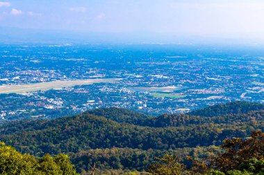 Güney Asya 'daki Chiang Mai Amphoe Mueang Chiang Mai Tayland' ın panoramik manzarası ve tropikal ormanı.