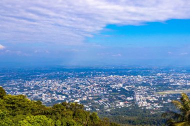Güney Asya 'daki Chiang Mai Amphoe Mueang Chiang Mai Tayland' ın panoramik manzarası ve tropikal ormanı.
