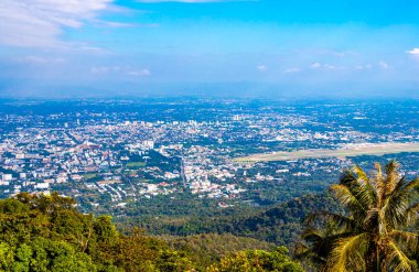 Güney Asya 'daki Chiang Mai Amphoe Mueang Chiang Mai Tayland' ın panoramik manzarası ve tropikal ormanı.