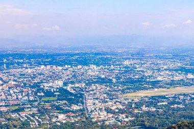 Güney Asya 'daki Chiang Mai Amphoe Mueang Chiang Mai Tayland' ın panoramik manzarası ve tropikal ormanı.