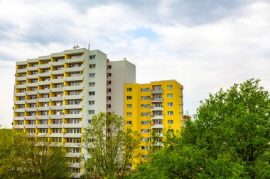 Leherheide Bremerhaven Almanya 'sında doğayla iç içe bir bina..