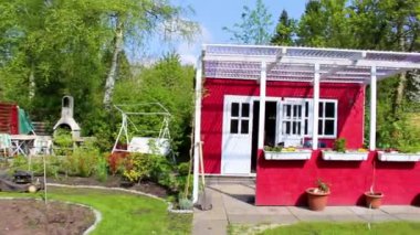 Leherheide Bremerhaven Bremen Almanya 'sında ağaçlı yeşil bahçe gübre yatakları çimenlik ve barbekü alanı.