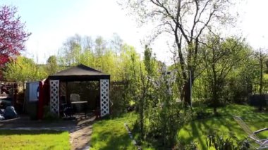 Leherheide Bremerhaven Bremen Almanya 'sında ağaçlı yeşil bahçe gübre yatakları çimenlik ve barbekü alanı.