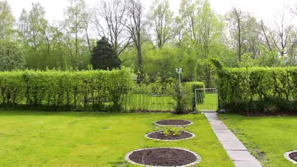 Jardín Verde Con Árboles Plantas Cabaña Compost Camas Césped Zona — Vídeo de stock