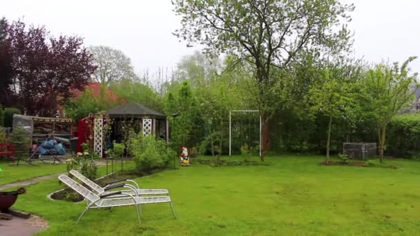 Groene Tuin Met Bomen Planten Hut Compostbedden Gazon Barbecue Leherheide — Stockvideo
