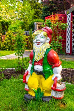 Leherheide Bremerhaven Bremen Almanya 'sında çimenlikte büyük renkli bahçe cücesi.