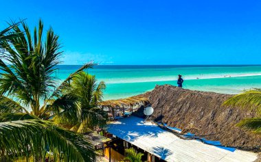 Holbox Quintana Roo Mexico 16. Mayıs 2022 Havuz ve panorama manzaralı çatı barı ve Quintana Roo Mexico 'daki Holbox Adası' nda turkuaz suyu olan kumsal..