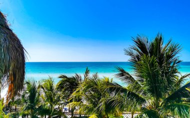 Holbox Quintana Roo Mexico 16. Mayıs 2022 Havuz ve panorama manzaralı çatı barı ve Quintana Roo Mexico 'daki Holbox Adası' nda turkuaz suyu olan kumsal..