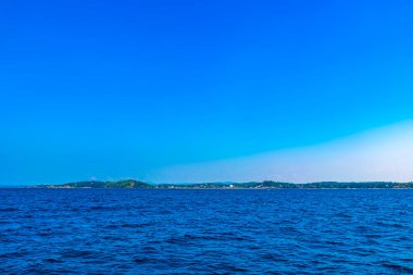 Mirissa Sahili Matara Bölgesi Güney Sri Lanka Bölgesi 'nde deniz manzarası ve tropikal doğa manzarası mavi balina teknesi katamaran turu.