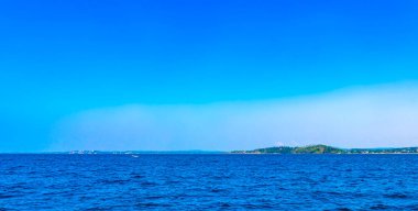 Mirissa Sahili Matara Bölgesi Güney Sri Lanka Bölgesi 'nde deniz manzarası ve tropikal doğa manzarası mavi balina teknesi katamaran turu.
