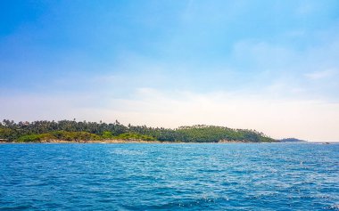 Mirissa Sahili Matara Bölgesi Güney Sri Lanka Bölgesi 'nde deniz manzarası ve tropikal doğa manzarası mavi balina teknesi katamaran turu.