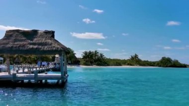 Cancun Quintana Roo Meksika 24. Ocak 2022 Turkuaz mavi palmiye ağaçlarıyla muhteşem manzara manzarası. Doğal tropikal sahil limanı liman tekneleri yat tekneleri Meksika 'daki ada konçertosunda insanlar yatıyor..