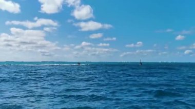 Isla Mujeres Kadın Adası Panorama manzarası sürat teknesinden tropikal sahil iskelesine oteller botlar ve Karayip Denizi 'ndeki palmiye ağaçları Cancun Quintana Roo Meksika.