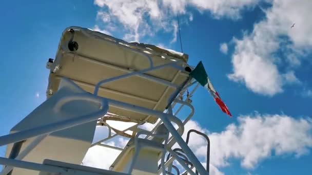 Мексиканский Флаг Крыше Катера Голубым Небом Острове Айла Мухерес Канкун — стоковое видео
