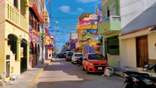 퀸타나 멕시코 2022 레스토랑 사이의 전형적인 다채로운 거리와 자동차 사람들과 — 비디오
