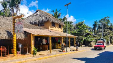 Mazunte Oaxaca Meksika 23 numara. Kasım 2022 Restoranları olan Idyllic turist caddesi Mazunte Oaxaca Meksika 'da insan arabaları ve otel mağazaları barındırıyor.