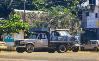 Mazunte Oaxaca Meksika 23 numara. Kasım 2023 Araç Araç Araçları Araç Taşıma Teslimat Teslimat Teslimatı Mazunte Oaxaca Meksika 'da otoyola dökülüyor.