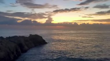 Punta ve Playa Cometa günbatımı dalgalarla uçurum uçurumları dağ tepeleri kayalar tropik doğa orman manzaralı kayalar Mazunte Oaxaca Meksika manzaralı.