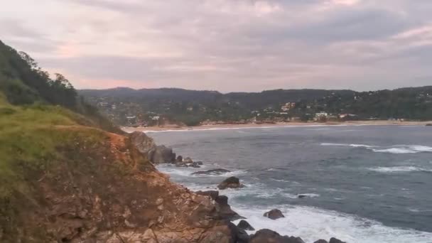 Punta Och Playa Cometa Solnedgång Med Vågor Klippa Klippor Berg — Stockvideo