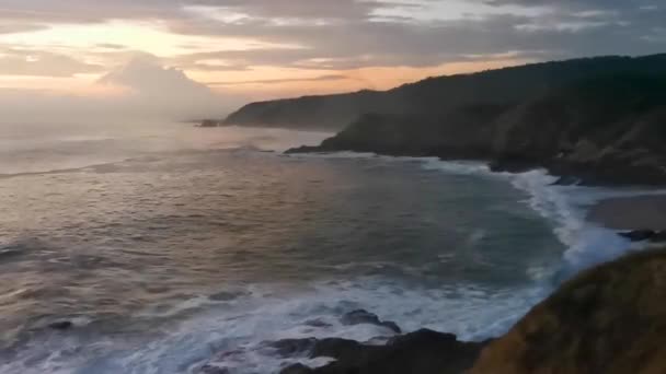 Punta Playa Cometa Zonsondergang Met Golven Klif Kliffen Berg Bergen — Stockvideo