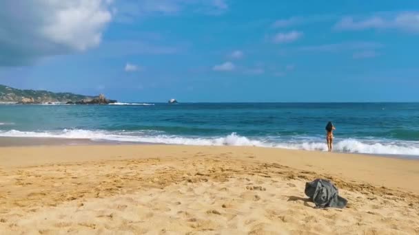 Sexy Female Tourist Traveler Woman Girl Colorful Bikini Tattoos Walks — Stock Video